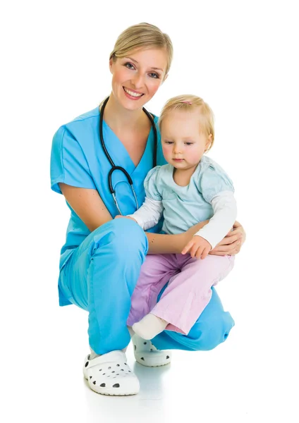 Lekarz z dzieckiem malucha na białym tle — Zdjęcie stockowe