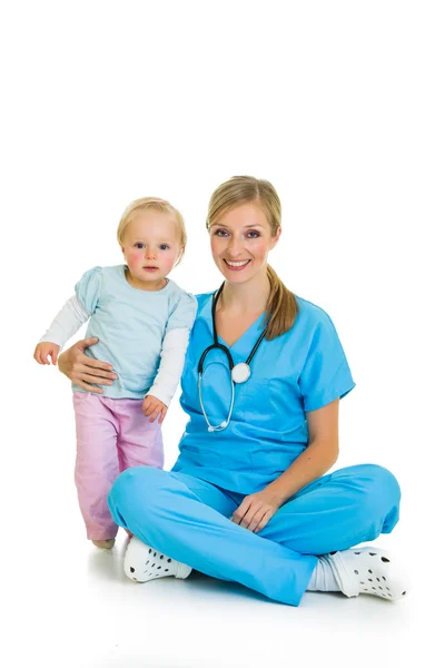 Lekarz z dzieckiem malucha na białym tle — Zdjęcie stockowe
