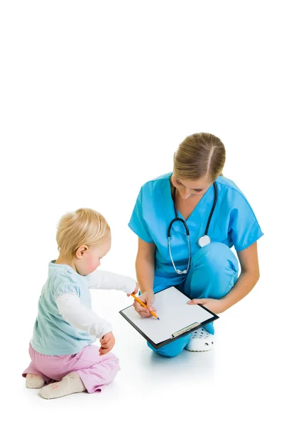 Γιατρός με μικρό παιδί παιδί που απομονώνονται σε λευκό — Φωτογραφία Αρχείου
