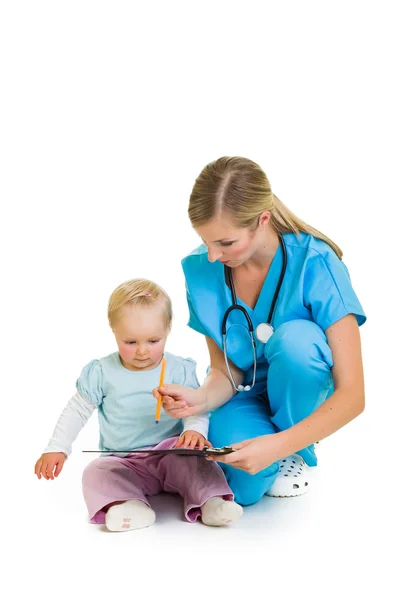 Doktor s dítětem batole izolované na bílém — Stock fotografie