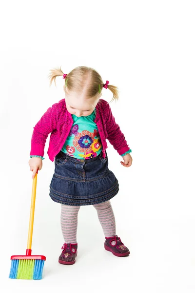 : Menina criança infantil com uma vassoura — Fotografia de Stock