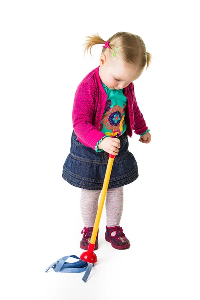 : 婴儿的女孩子拿着扫帚 — 图库照片