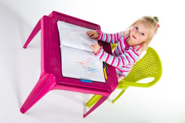 çocuk üzerinde beyaz izole boya kalemi ile çizim