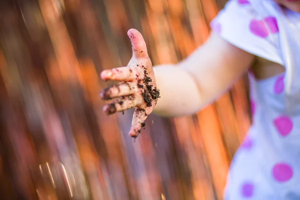 Mano de niño con movimiento de tierra borrosa —  Fotos de Stock