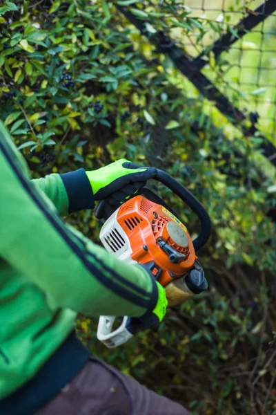 Cobertura de corte con herramientas eléctricas —  Fotos de Stock