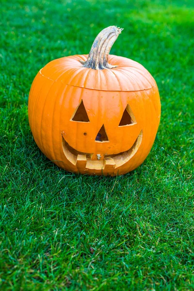 Jack-o-lantern on green grass — Stock Photo, Image