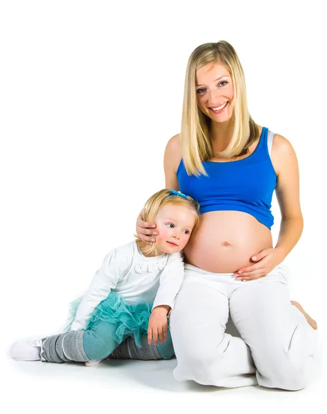 Έγκυος γυναίκα με 2 yo κόρη σε λευκό — Φωτογραφία Αρχείου