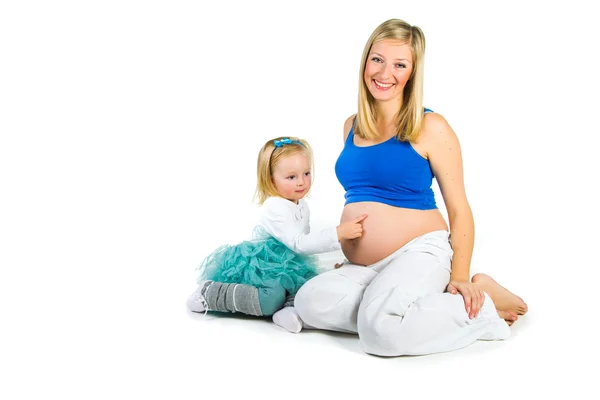 Gravid kvinna med 2 yo dotter på vit — Stockfoto