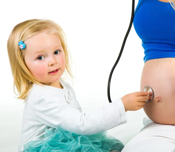 Hamile kadın 2 yo üzerinde beyaz kızı — Stok fotoğraf