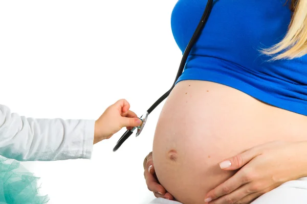Zwangere vrouw met 2 yo dochter op wit — Stockfoto