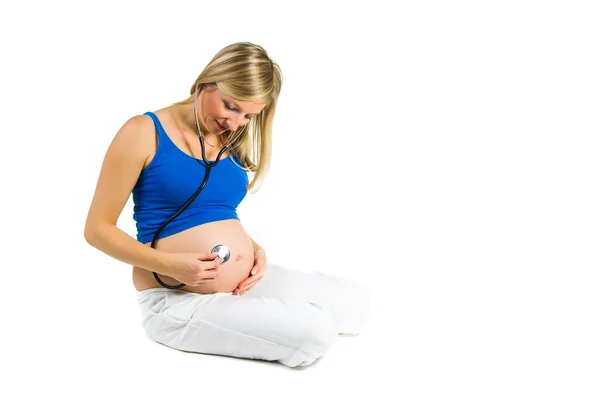Беременная женщина изолирована на белом — стоковое фото
