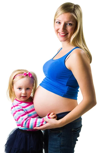 Беременная женщина с 2-летней дочерью на белом — стоковое фото