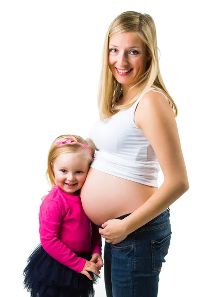 Schwangere Frau mit 2-jähriger Tochter auf weißem Grund — Stockfoto