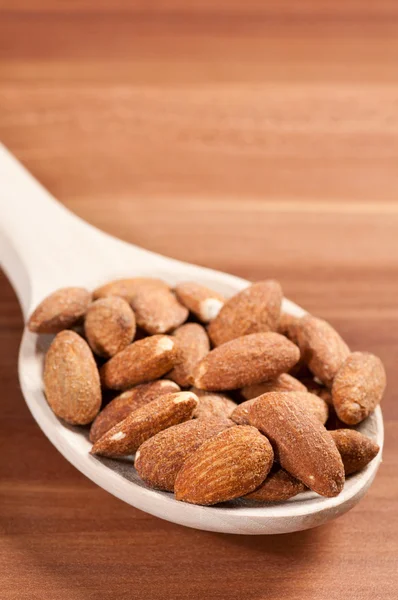 Almendras sobre cuchara — Foto de Stock