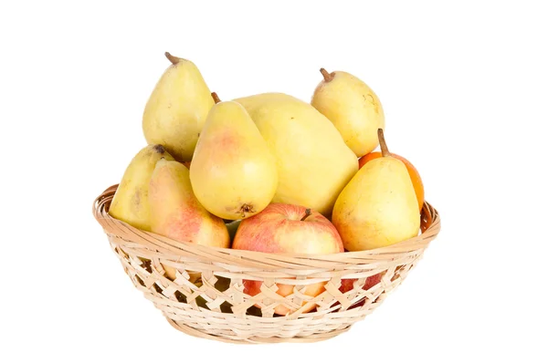 Frutas em uma cesta de madeira — Fotografia de Stock