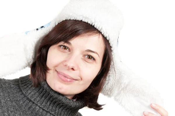 Hermosa mujer confiada usando un sombrero de invierno —  Fotos de Stock
