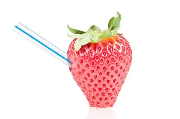 Erdbeere mit Trinkhalm — Stockfoto