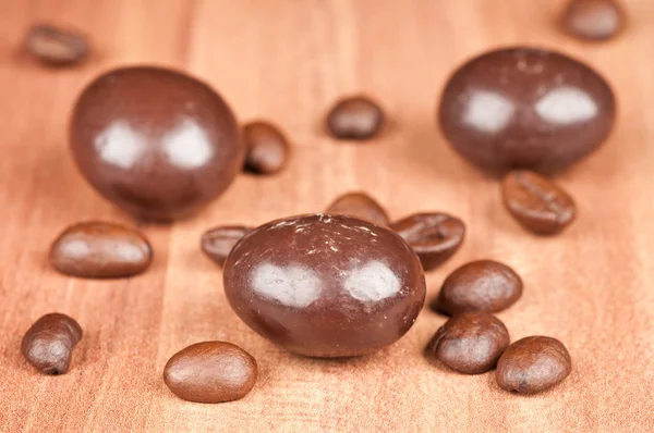 Caramelle al cioccolato e chicchi di caffè — Foto Stock