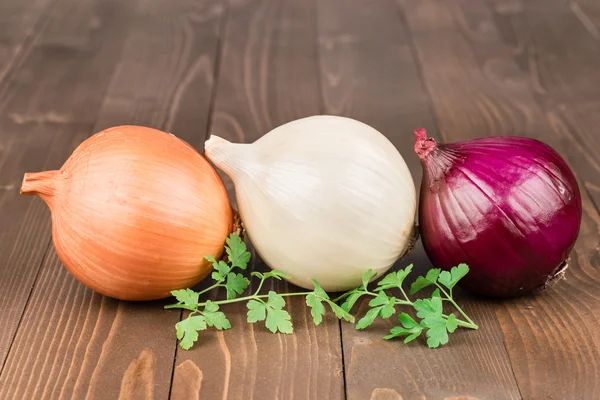 Gelbe, weiche und rote Zwiebel — Stockfoto