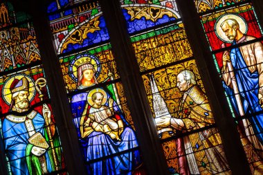 Quimper, Brittany, Fransa - 11 Ağustos 2017: Saint Corentin Katedrali 'nde lekeli cam. Piskopos hazretleri Graveran, Leydimize ve Aziz Corentin 'e katedral sunuyor..