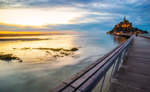 Mont Saint Michel Och Bron Över Vattnet Normandie Frankrike — Stockfoto