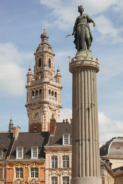 里尔市大广场的历史立面 女神柱和背景中的商业广场钟楼 — 图库照片
