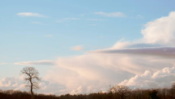 Сільський Фон Красивими Хмарами Небі — стокове фото