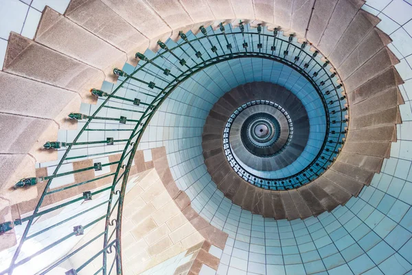 灯台内の螺旋階段とブルーオパーリンの眺め ブリタニー フランス — ストック写真