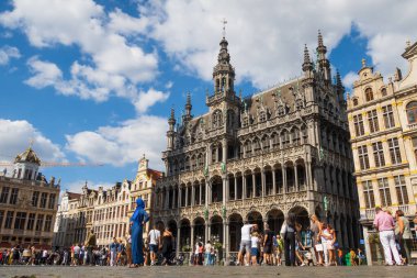 Brüksel, Belçika - 20 Ağustos 2022: Brüksel 'deki ünlü Grand Place ve tarihi binaları keşfeden turistler