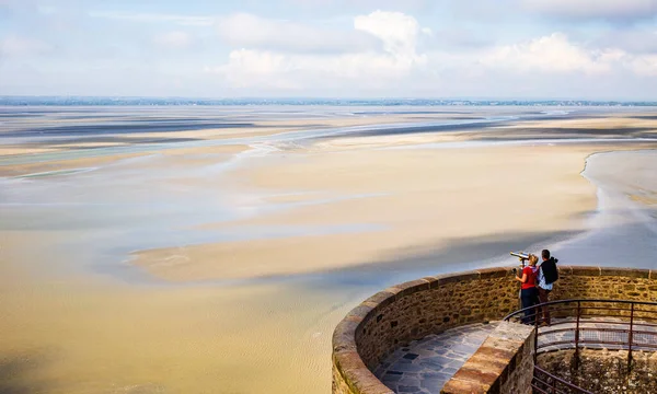 Mont Saint Michel Normandy France May 2016 Tourist Couple Admiring — Stock Photo, Image