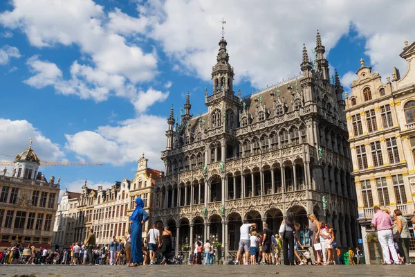 Bruxelas Bélgica Agosto 2022 Turistas Descobrindo Famosa Grand Place Edifícios — Fotografia de Stock