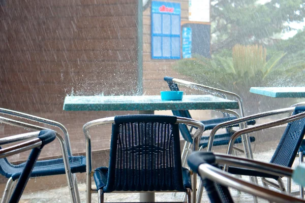 Café d'été sous la pluie Photos De Stock Libres De Droits