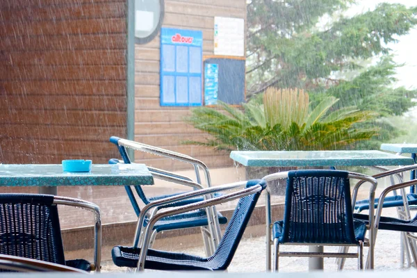 Zomerterras in de regen Stockfoto