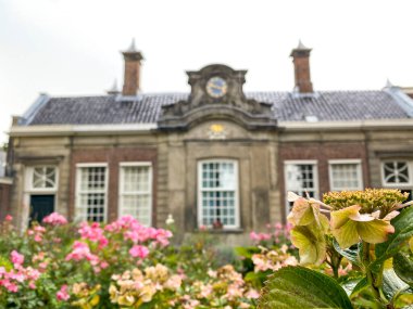 Hollanda, Haarlem 'deki Hofje van Noblet' in önünde.