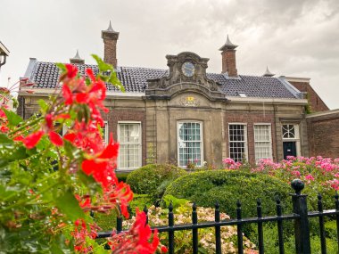 Hollanda, Haarlem 'deki Hofje van Noblet' in önünde.
