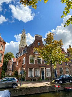 Hollanda, Haarlem 'de bir kanal boyunca tarihi evler