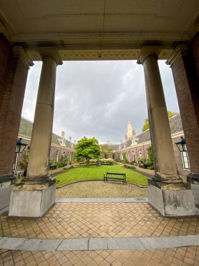 Hollanda, Haarlem 'deki Teyler Hofje (avlu) manzarası