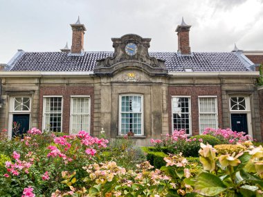 Hollanda, Haarlem 'deki Hofje van Noblet' in önünde.