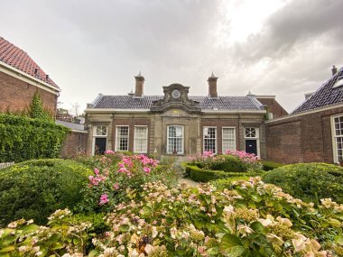 Hollanda, Haarlem 'deki Hofje van Noblet' in önünde.