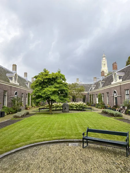 Hollanda, Haarlem 'deki Teyler Hofje (avlu) manzarası