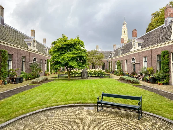 Hollanda, Haarlem 'deki Teyler Hofje (avlu) manzarası