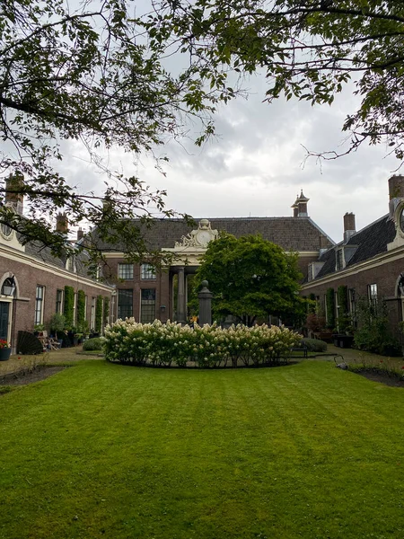 Hollanda, Haarlem 'deki Teyler Hofje (avlu) manzarası