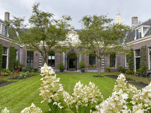 Hollanda, Haarlem 'deki Teyler Hofje (avlu) manzarası