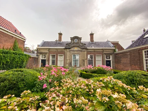 Hollanda, Haarlem 'deki Hofje van Noblet' in önünde.