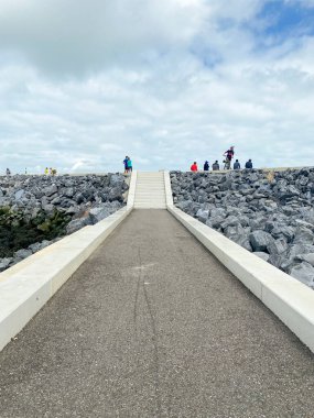 Cadzand, Hollanda 'da bir hendeğe giden yol.