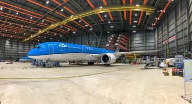 Boeing 787 bakım için hangarda.