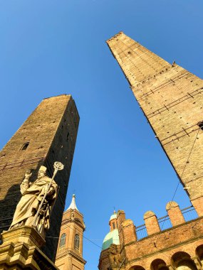 Le due Torri (Torre Garisenda and Torre degli Asinelli) in downtown Bologna, Italy
