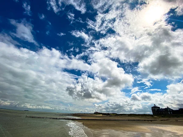 Ξύλινοι Στύλοι Στην Παραλία Για Σπάσει Κύματα Στο Cadzand Ολλανδία — Φωτογραφία Αρχείου