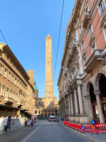 Due Torri Torre Garisenda Torre Degli Asinelli Центрі Болоньї Італія — стокове фото