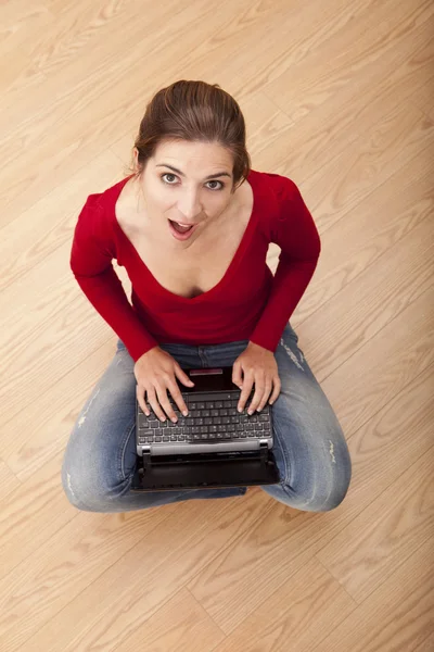 Γυναίκα που εργάζεται με ένα φορητό υπολογιστή — Φωτογραφία Αρχείου